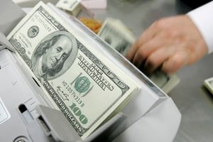 El dólar cerró el lunes estable en cuatro bancos y con una baja en otra entidad. Créditos: REUTERS/Jo Yong-Hak