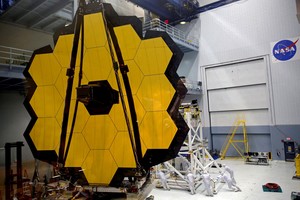 FILE PHOTO: The James Webb Space Telescope Mirror is seen during a media unveiling at NASA’s Goddard Space Flight Center at Greenbelt, Maryland November 2,  2016.REUTERS/Kevin Lamarque/File Photo