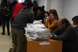 Con los datos de los departamentos Rosario y General López concluyó el recuento de votos correspondientes a las primarias provinciales del 16 de julio. Crédito: Guillermo Di Salvatore.