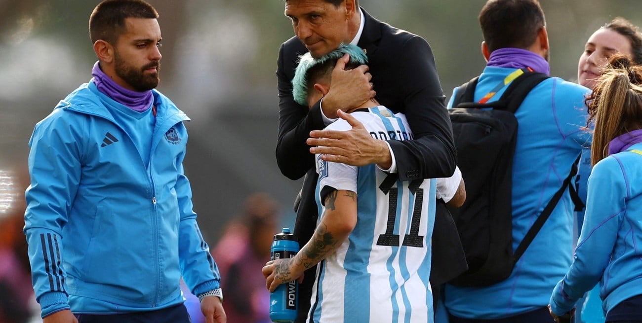 El DT Germán Portanova y Yamila Rodríguez, quien fue clave para el empate. Crédito: Molly Darlington / Reuters