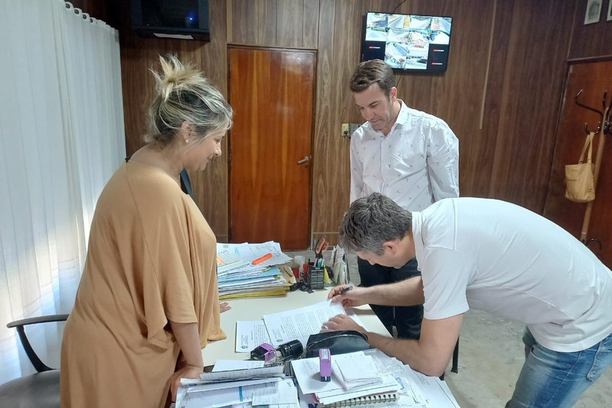 La presidenta comunal Janina Bernardi junto a los empresarios que impulsan el molino en Villada.