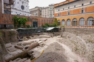 Varias personas caminan por las excavaciones del teatro del antiguo emperador romano Nerón. Crédito: Andrew Medichini/AP