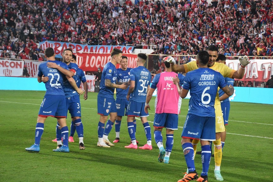 El festejo del guerrero. El colombiano Yeison Gordillo (6), de espaldas, se abraza con el rendidor Sebastián Moyano luego del 2-0 a Defensa y Justicia en el 15 de Abril. Con el correr de los partidos, el "5" que trajo Gustavo Munúa a Santa Fe, encontró su nivel y hoy es indispensable en el Tate. Crédito: Luis Cetraro.