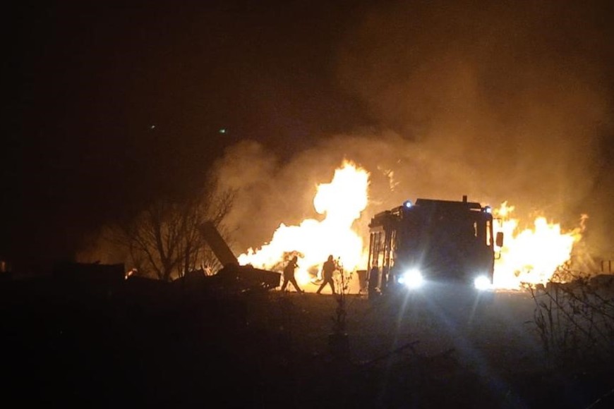 Las llamas amenazaron viviendas de vecinos, que observaron aterrados cómo trabajaban los bomberos. Crédito: El Litoral.