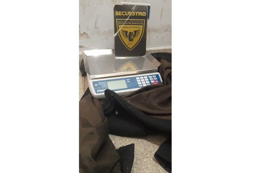La balanza que fue "descartada" por los delincuentes en plena fuga.