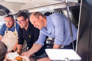 Las hamburguesas se elaboraron con vegetales orgánicos, se cocinaron en una cocina de biogás y se sirvieron en embalajes biodegradables. 