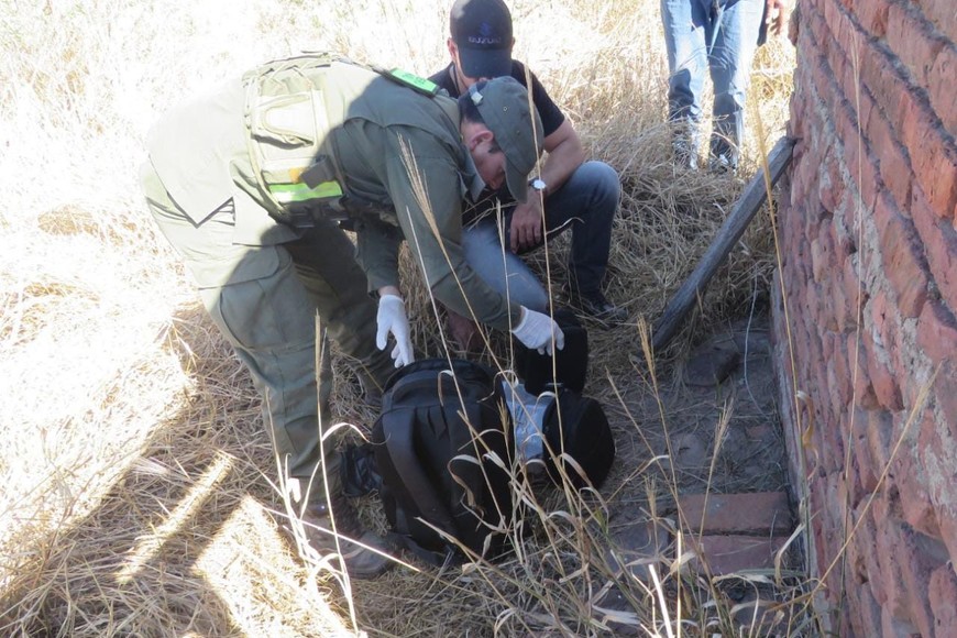 Personal de la GNA encontraron el aparato dentro de una mochila, la cual también tenía pertenencias de pilotos.