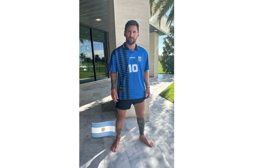 La foto que Messi compartió con la camiseta.