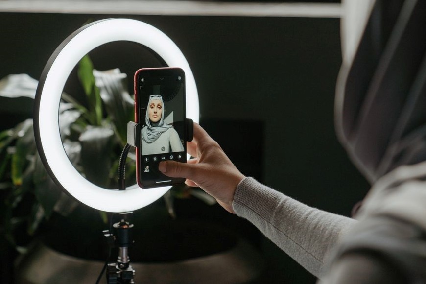 Querían  tomar fotografías y videos de los viajes que realizaban.