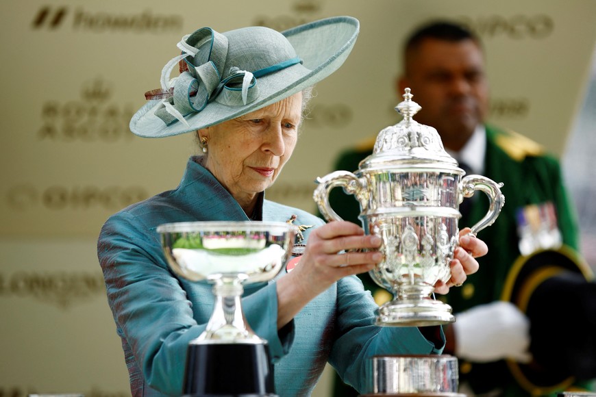 Horse Racing - Royal Ascot - Ascot Racecourse, Ascot, Britain - June 20, 2023
Britain's Princess Anne, the Princess Royal is pictured holding the winners trophy for the 16:20 St James's Palace Stakes before the winner presentation REUTERS/John Sibley