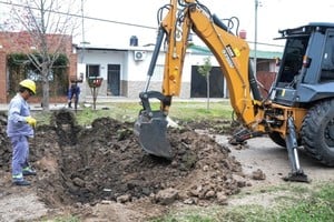 En esta ocasión, con una obra licitada hace menos de un mes y que ya se encuentra en pleno desarrollo, con una inversión superior a los $ 24.000.000 del PROMUDI para la adquisición de materiales para barrio América, que ya cuenta con más de 120 conexiones.