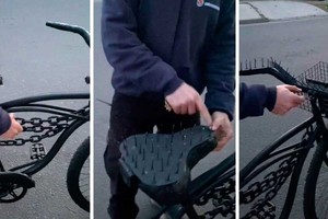 Los arreglos que le hizo el dueño de la bici para evitar que se la roben.