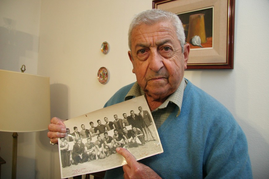 El Turco Elías mostrando una foto de aquél equipo sabalero que empezó a transitar, ese año, por el camino de los torneos de Afa.