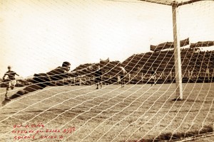 El gol de tiro libre de Salomón Elías que se desvió en la barrera y descolocó a Cantero, el arquero de Unión. Fue en el arco norte de un Brigadier López repleto. Hoy se cumplen 75 años de aquél día. Crédito: Archivo El Litoral