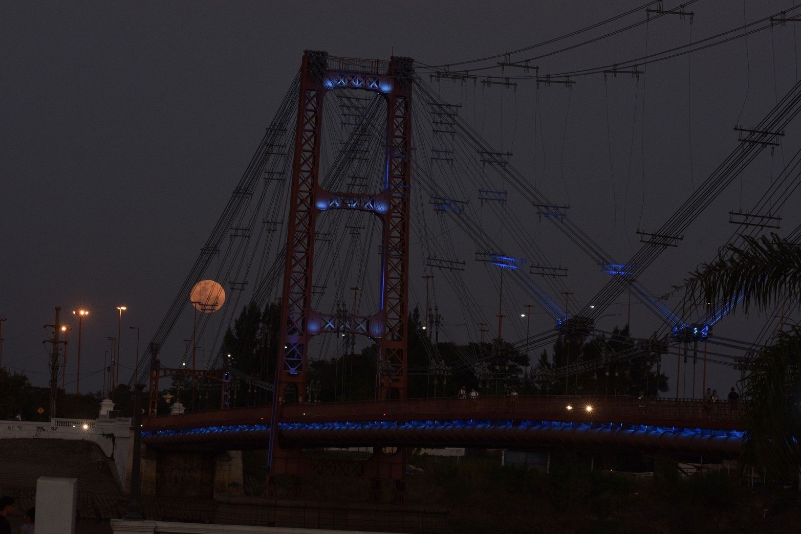 La Superluna Esturión desde Santa Fe. Foto: Manuel Fabatía