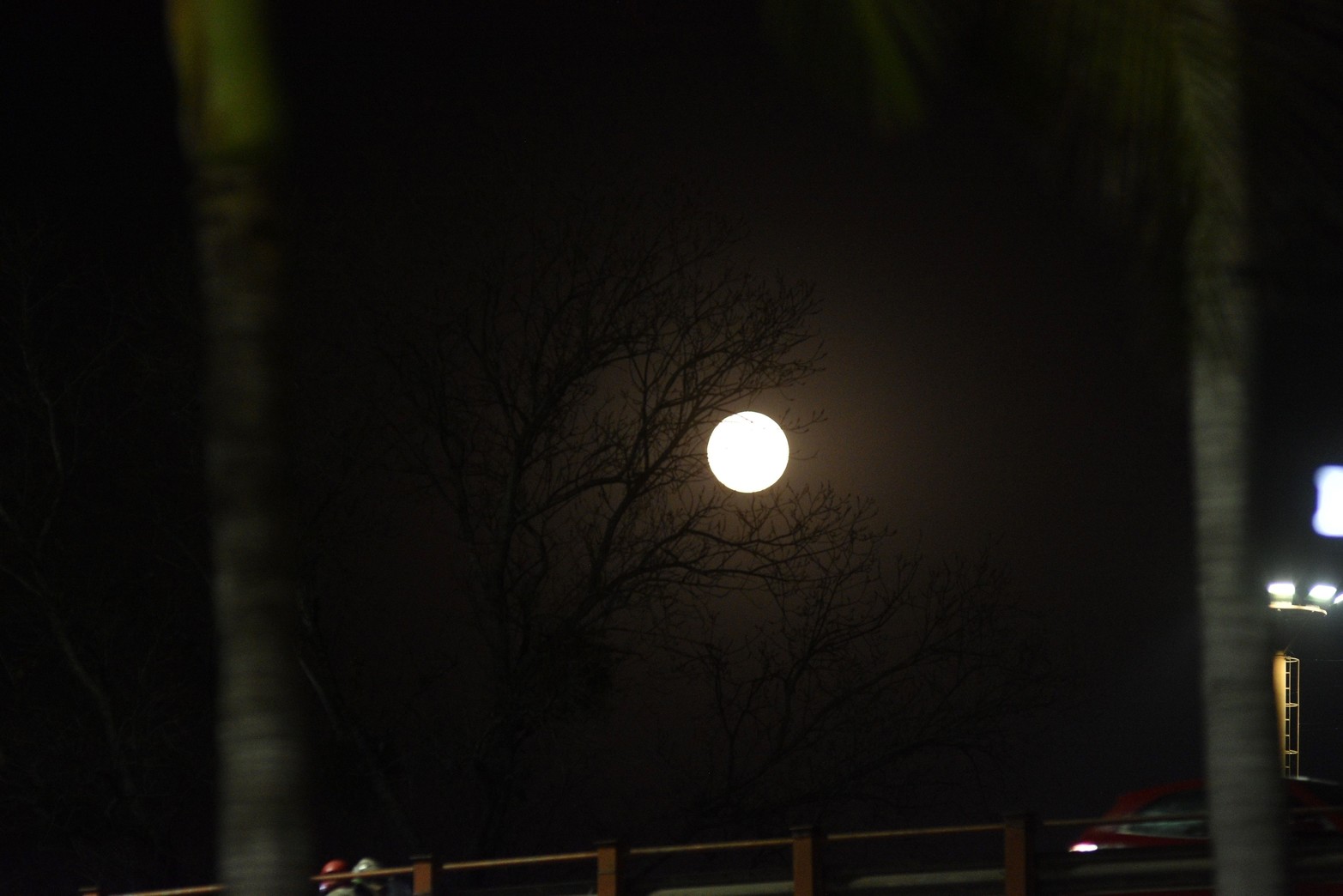 La Superluna Esturión desde Santa Fe. Foto: Manuel Fabatía