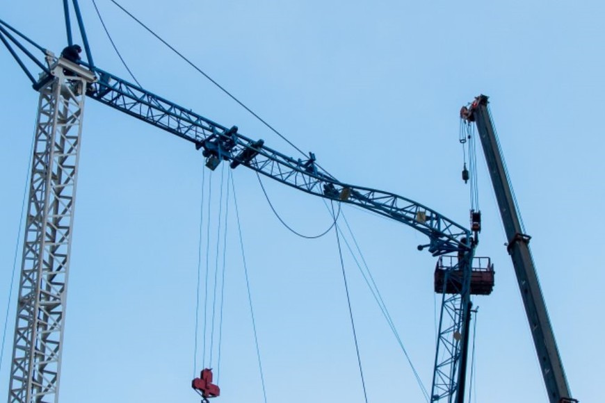 Una grúa colapso sobre los trabajadores.