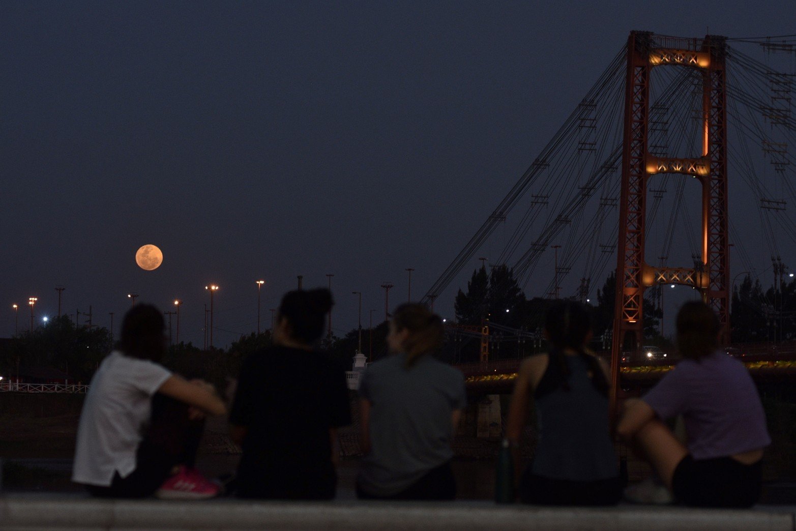 La Superluna Esturión desde Santa Fe. Foto: Manuel Fabatía