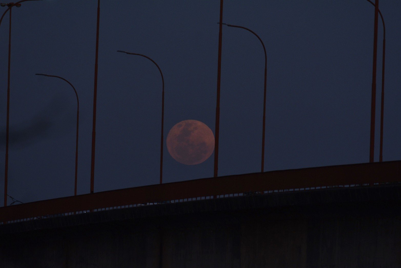 La Superluna Esturión desde Santa Fe. Foto: Manuel Fabatía