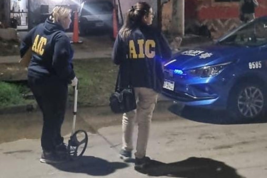 Personal de división Criminalística de la AIC trabajó en la escena del suceso. Crédito: El Litoral.
