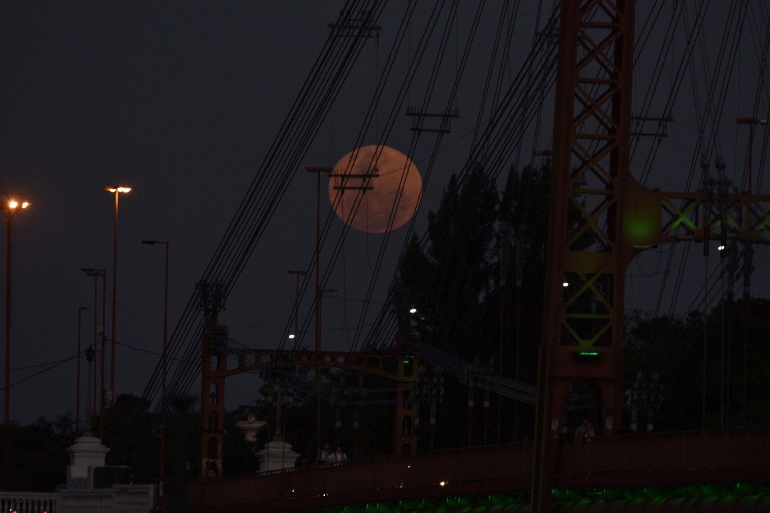 La Superluna Esturión desde Santa Fe. Foto: Manuel Fabatía