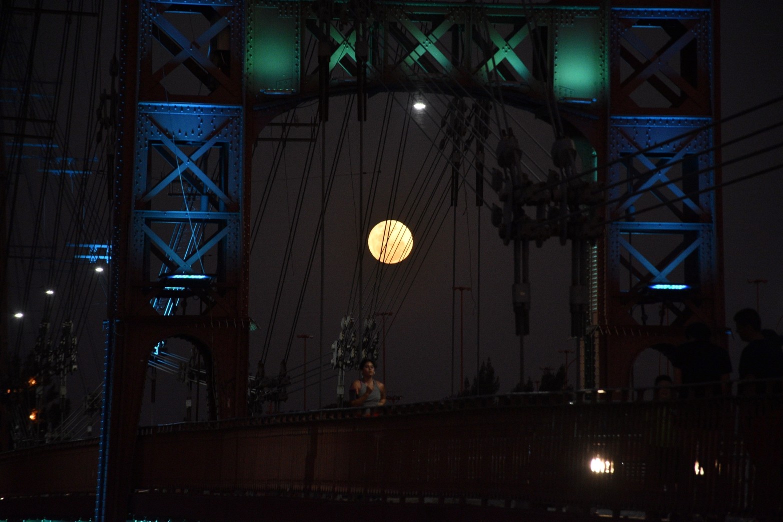 La Superluna Esturión desde Santa Fe. Foto: Manuel Fabatía