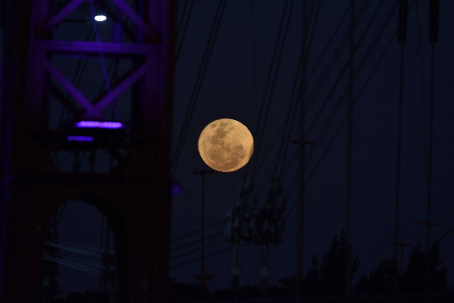 La Superluna Esturión desde Santa Fe. Foto: Manuel Fabatía