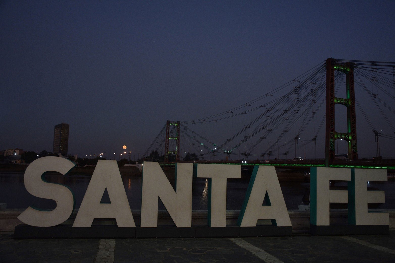 La Superluna Esturión desde Santa Fe. Foto: Manuel Fabatía