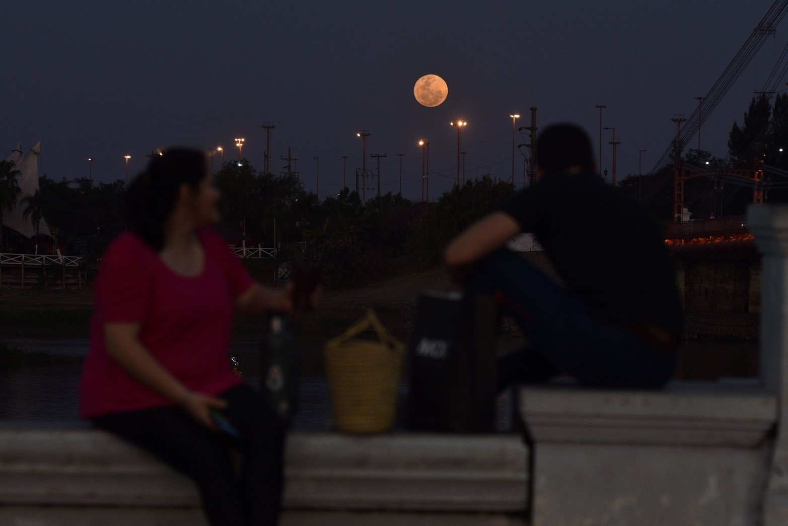La Superluna Esturión desde Santa Fe. Foto: Manuel Fabatía