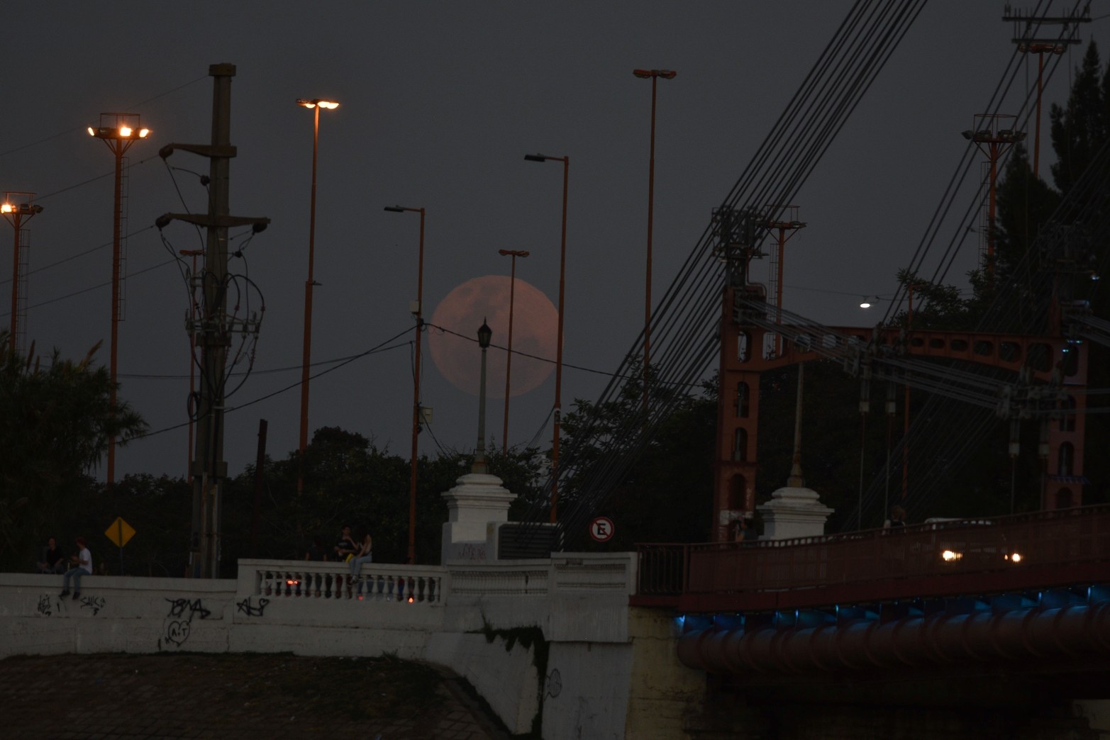 La Superluna Esturión desde Santa Fe. Foto: Manuel Fabatía