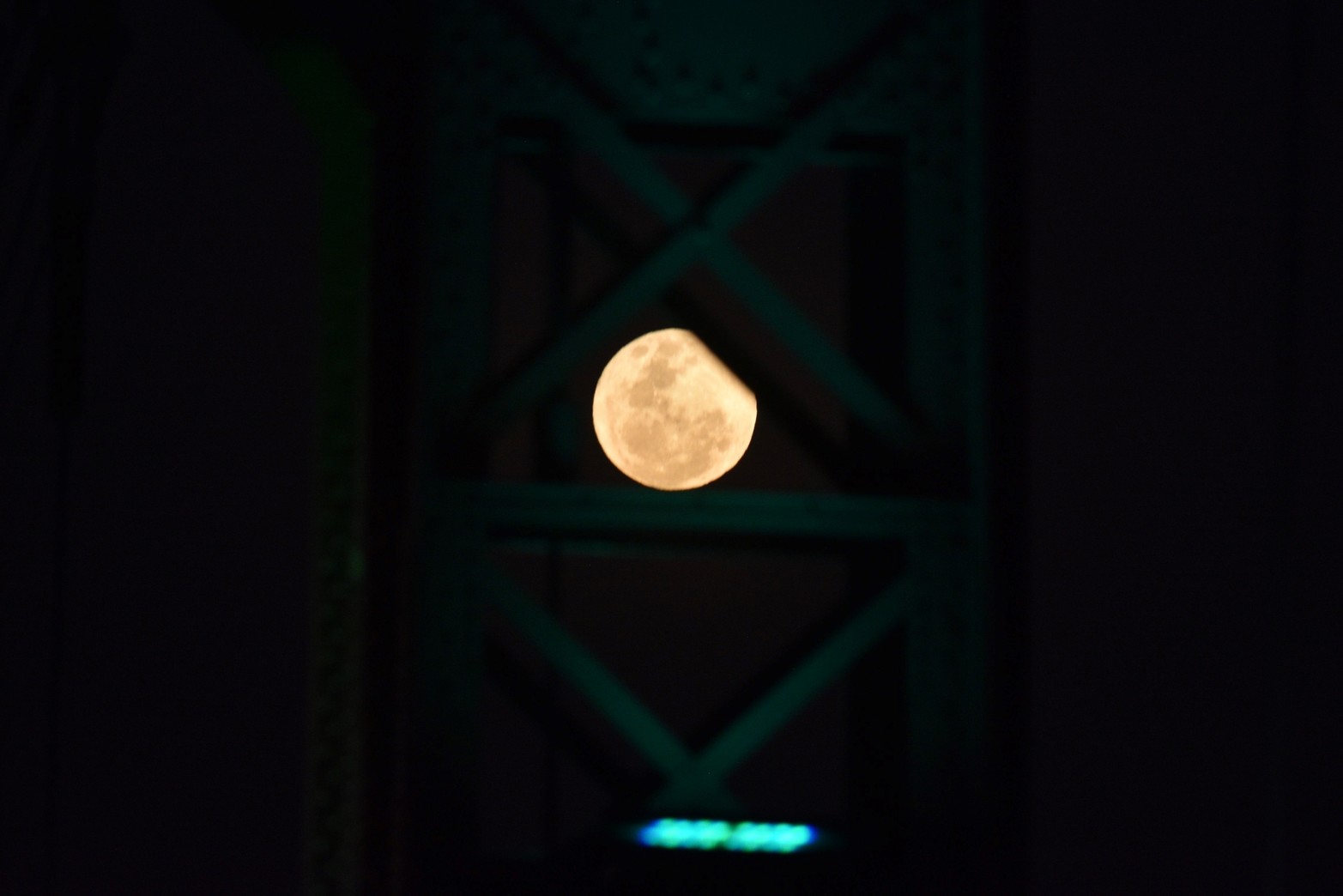 La Superluna Esturión desde Santa Fe. Foto: Manuel Fabatía