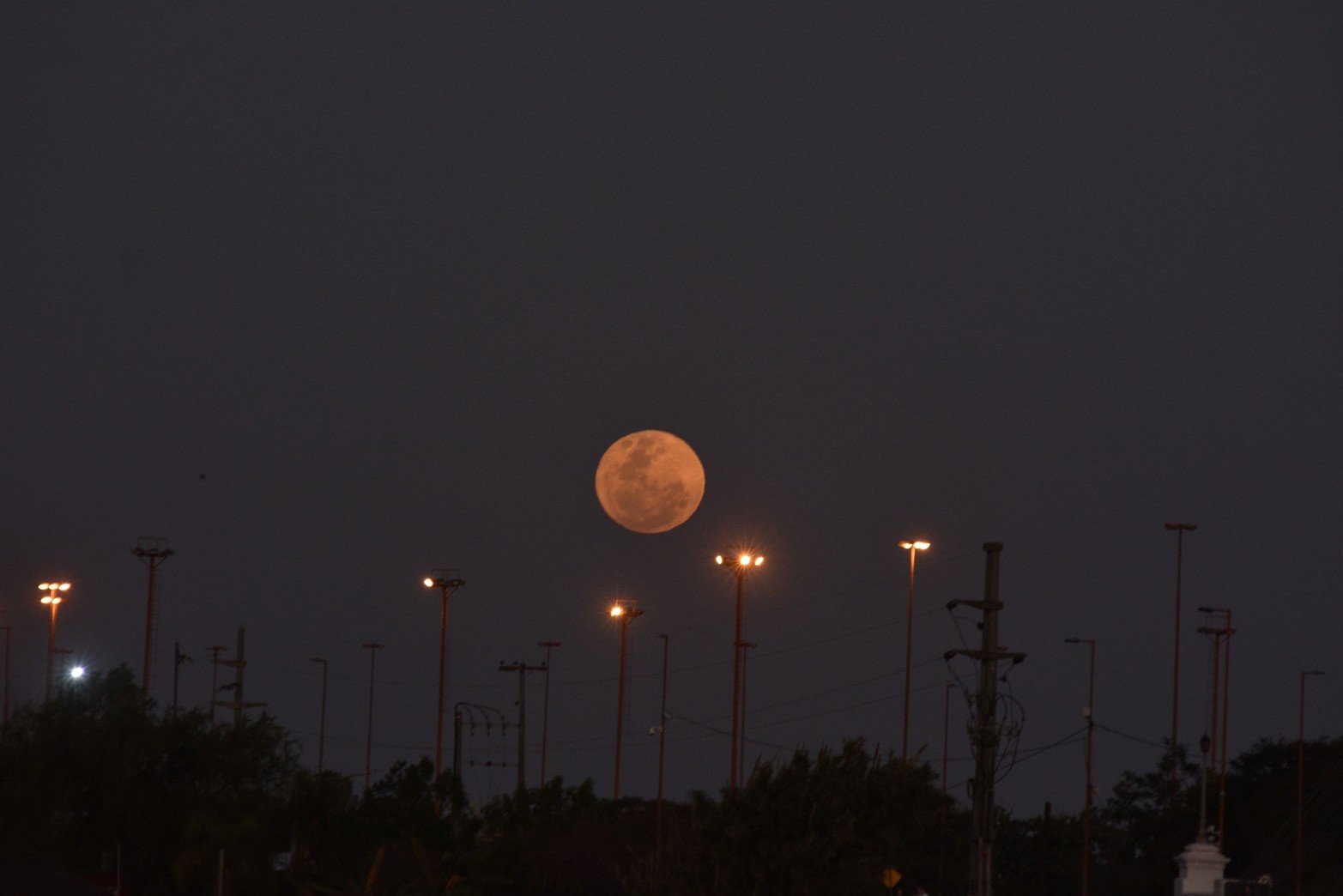 La Superluna Esturión desde Santa Fe. Foto: Manuel Fabatía