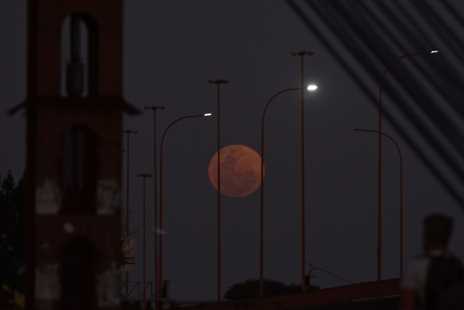 La Superluna Esturión desde Santa Fe. Foto: Manuel Fabatía