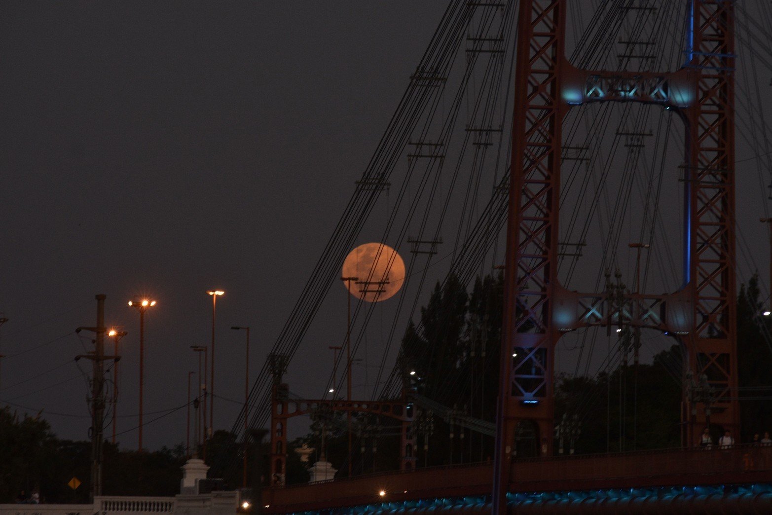 La Superluna Esturión desde Santa Fe. Foto: Manuel Fabatía