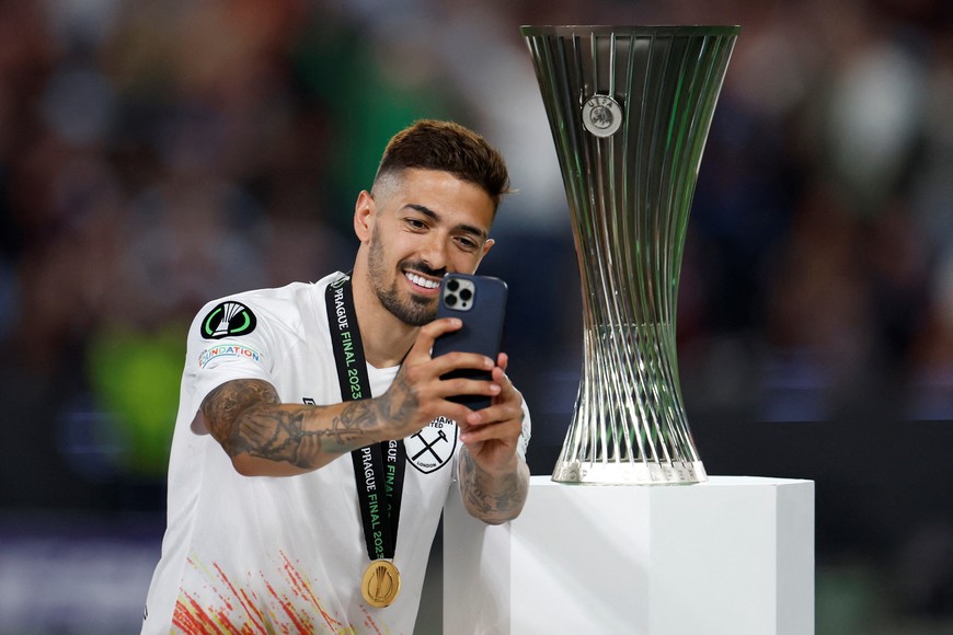 Soccer Football - Europa Conference League - Final - Fiorentina v West Ham United - Eden Arena, Prague, Czech Republic - June 7, 2023
West Ham United's Manuel Lanzini takes a selfie with the trophy and his medal after winning the Europa Conference League Final REUTERS/David W Cerny