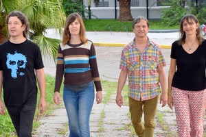 Cuarteto Céfiro: Hernán Carnero en batería, Rosanna García en piano y voz, Leo González en guitarras y voz y Marta Petrich en flauta, teclado y voz. Presentarán las canciones del álbum "Viento solar", compuestas por los dos últimos.