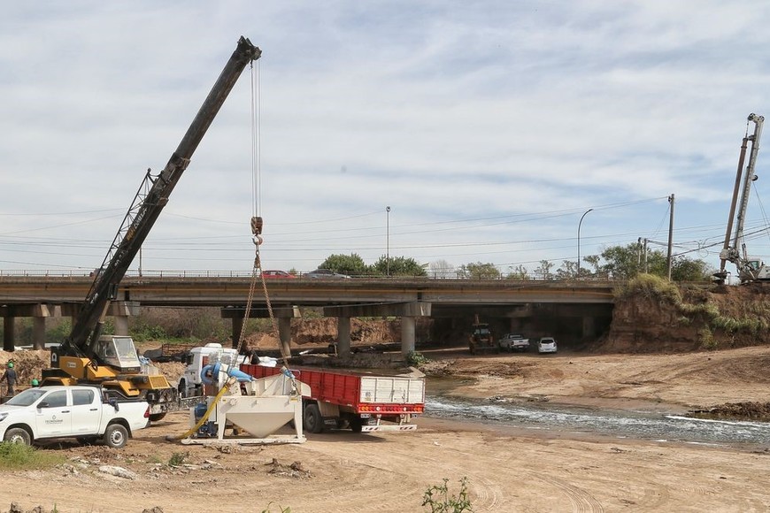 Desde el ministerio provincial explicaron que la obra, que se inició en julio del año pasado, “se había ralentizado por problemas con el financiamiento nacional”. Lo que sucedió con lo de la cascada es que se cambió la fuente de financiamiento: pasó de Renta General a Recursos Hídricos.