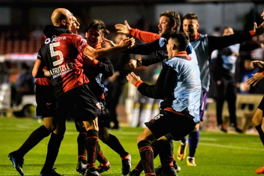 Gol y locura para Colón. Nunca un equipo argentino había ganado en esa cancha.