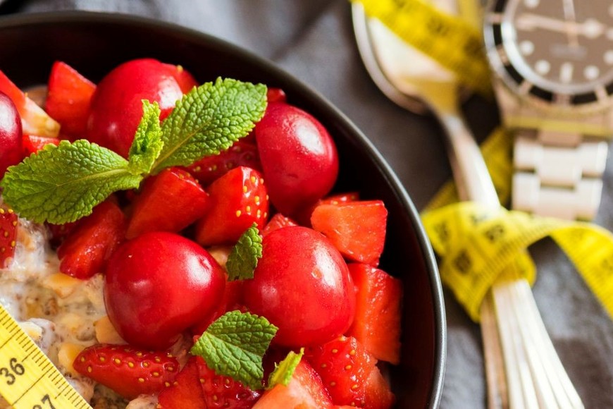 El ayuno intermitente implica alternar entre períodos de ayuno y alimentación regular.