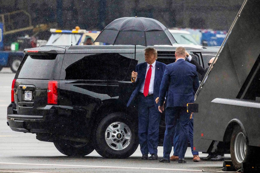 Former U.S. President Donald Trump, who was arraigned on federal charges related to attempts to overturn his 2020 election defeat, walks to speak to reporters as he departs Washington at Reagan Washington National Airport in nearby Arlington, Virginia, U.S., August 3, 2023. REUTERS/Amanda Andrade Rhoades