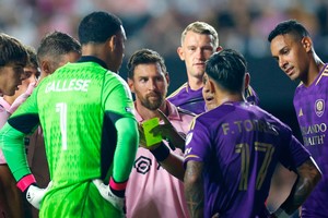 Messi mira al árbitro mientras sostiene la tarjeta amarilla. El partido tuvo varias polémicas.