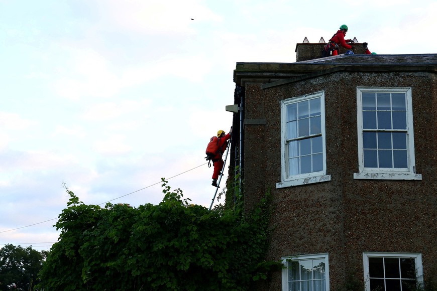 Greenpeace activists climb onto the roof of British Prime Minister Rishi Sunak's £2m manor house to cover it with oil-black fabric in protest of his backing for a major expansion of North Sea oil and gas drilling amidst a summer of escalating climate impacts, in Yorkshire, Britain August 3, 2023. Greenpeace/Handout via REUTERS    THIS IMAGE HAS BEEN SUPPLIED BY A THIRD PARTY. NO RESALES. NO ARCHIVES. MANDATORY CREDIT. NO USE AFTER AUGUST 17, 2023.