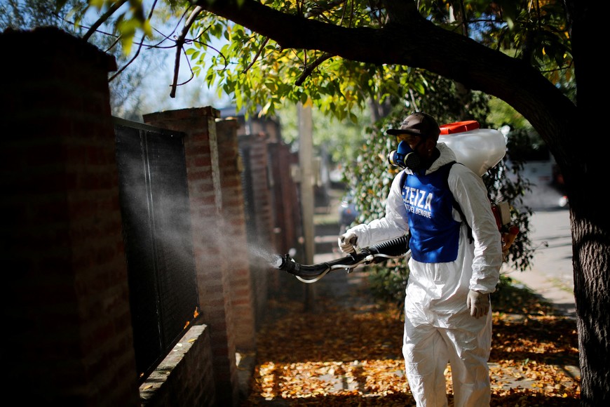 A worker fumigates outside houses to prevent the breeding of Aedes aegypti mosquitoes in Ezeiza, in the outskirts of Buenos Aires, Argentina April 14, 2023. REUTERS/Agustin Marcarian