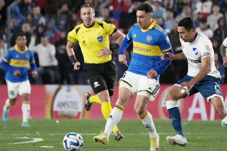 Boca se trajo un empate de tierras charrúas.