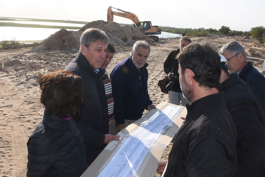 El intendente Emilio Jatón, junto a funcionarios municipales, supervisó los avances de la obra. Foto: Guillermo Di Salvatore