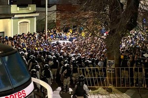 Los hinchas del Xeneize y un tenso momento con las fuerzas de seguridad uruguayas.