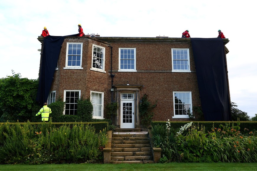 Greenpeace activists cover British Prime Minister Rishi Sunak's £2m manor house with oil-black fabric in protest of his backing for a major expansion of North Sea oil and gas drilling amidst a summer of escalating climate impacts, in Yorkshire, Britain August 3, 2023. Greenpeace/Handout via REUTERS    THIS IMAGE HAS BEEN SUPPLIED BY A THIRD PARTY. NO RESALES. NO ARCHIVES. MANDATORY CREDIT. NO USE AFTER AUGUST 17, 2023.