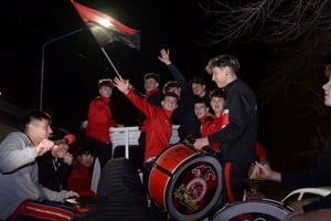 A-Una multitud participó de la "Caravana del Centenario" para celebrar los 100 años de la pasión rojinegra.
Foto: Beatriz Neffen