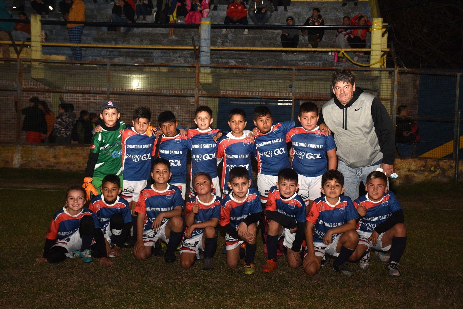 El escenario elegido para esta festividad deportiva es el Club Sportivo Guadalupe, que se ha convertido en un punto de encuentro para los amantes del fútbol de la Liga Santafesina. Las tribunas de cemento se llenaron de color y alegría, con el apoyo incondicional de papá y mamá, los pibes lucieron a pleno dando lo mejor de cada uno.