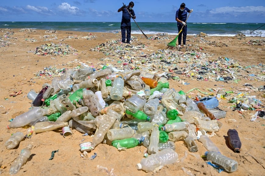 Cada año llegan al océano 11 millones de toneladas métricas de residuos plásticos, cifra que se triplicará para 2040. El dato es alarmante.  Archivo El Litoral / Mauricio Garín